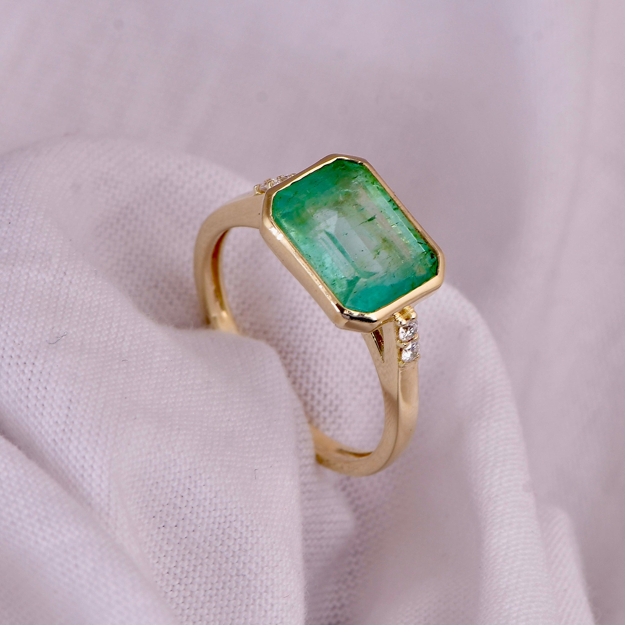 Prima: 3.20 CT Emerald Ring