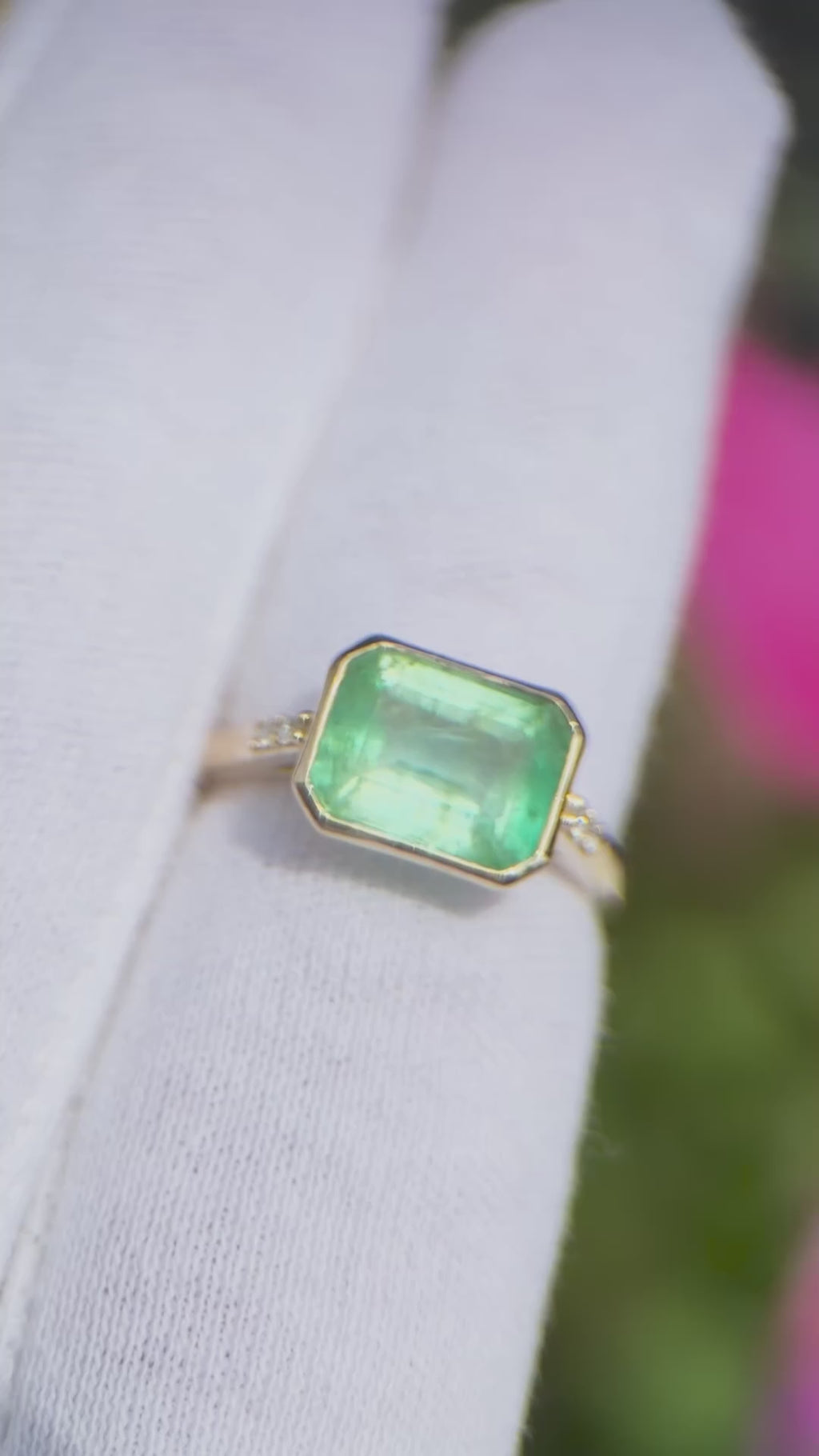 Prima: 3.20 CT Emerald Ring